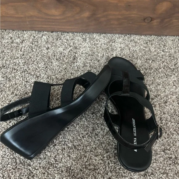 Athena Alexander Black Sandal Wedges - like new - Picture 3 of 4